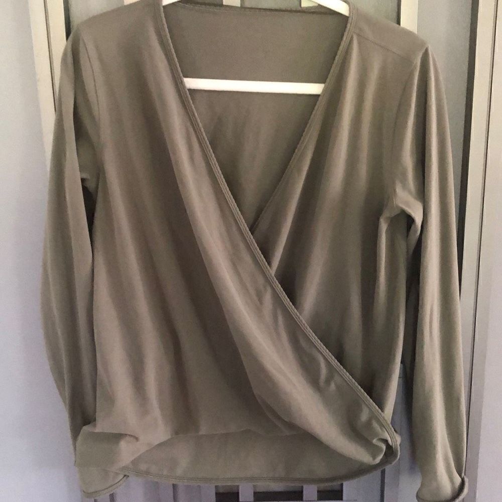 Lululemon Olive green, Lycra, long sleeve top￼ M